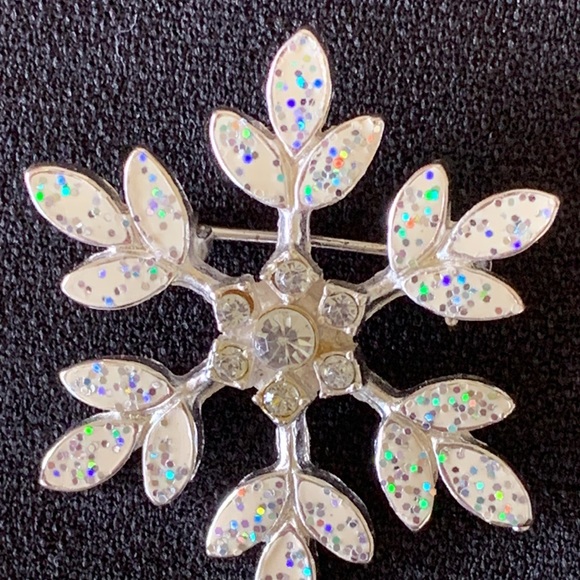Sparking Snowflake brooch - Picture 2 of 4